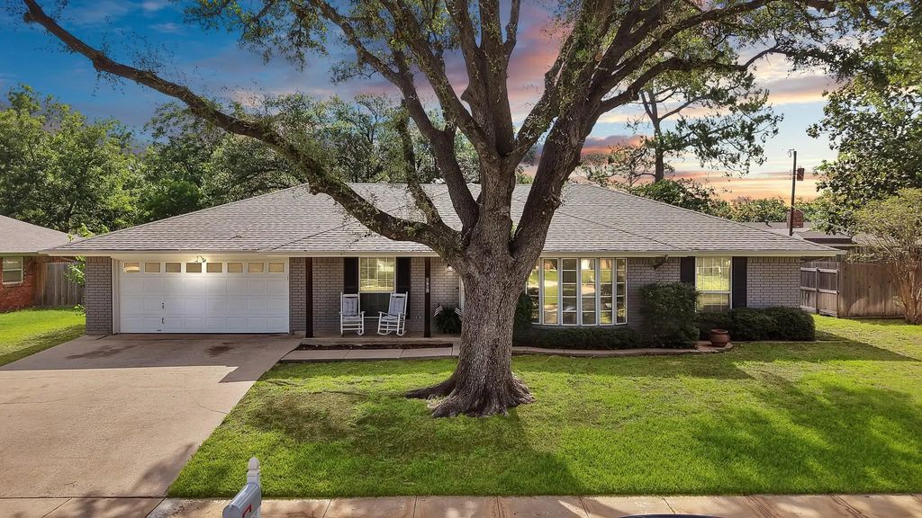 1615 Cresthaven Drive, Pantego