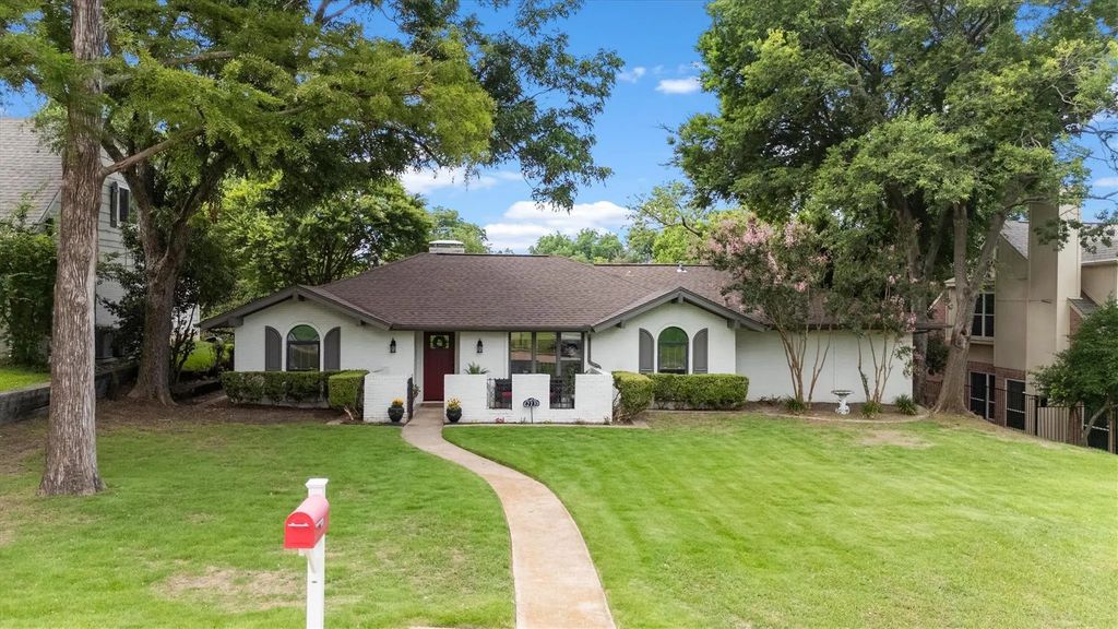 213 Rockbrook Drive, Rockwall