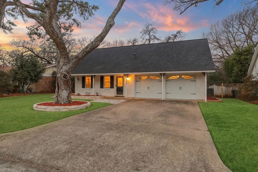 806 Waggoner Drive, Arlington