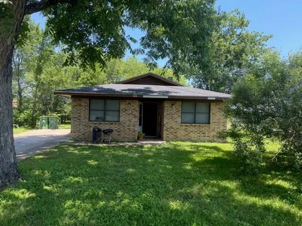 205 E Sabine Street, Groesbeck