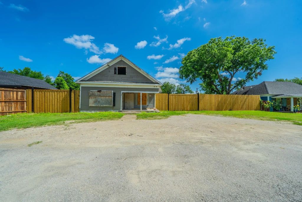 122 W Grand Prairie Road, Grand Prairie