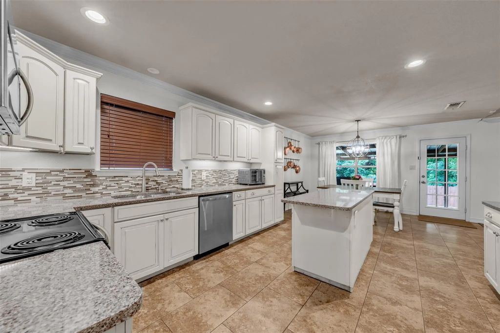 213 King Arthur Drive, Weatherford