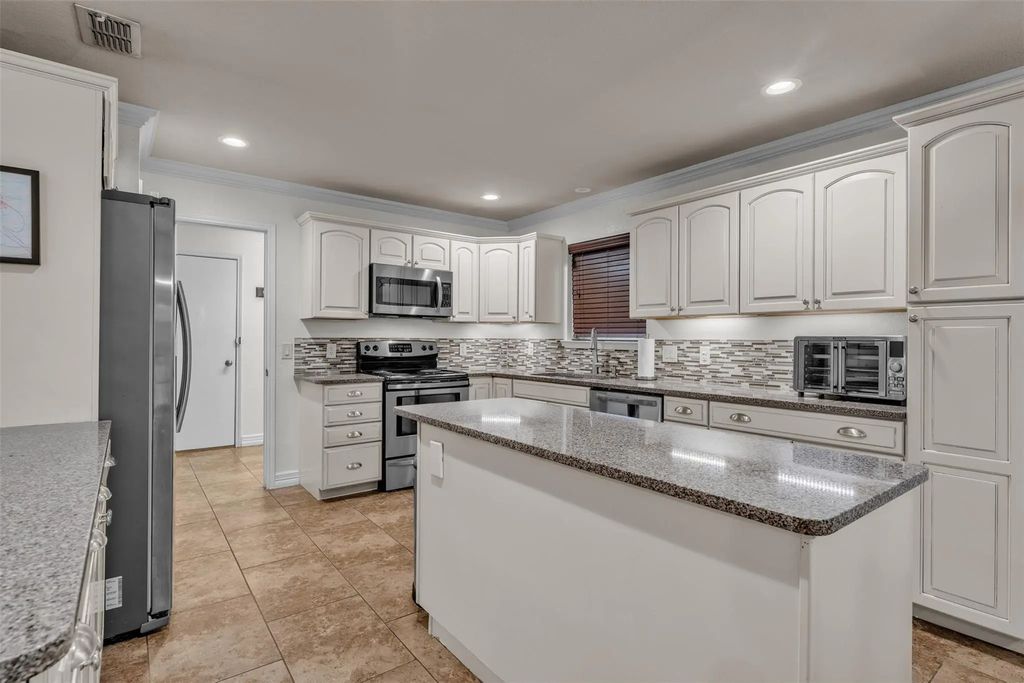 213 King Arthur Drive, Weatherford