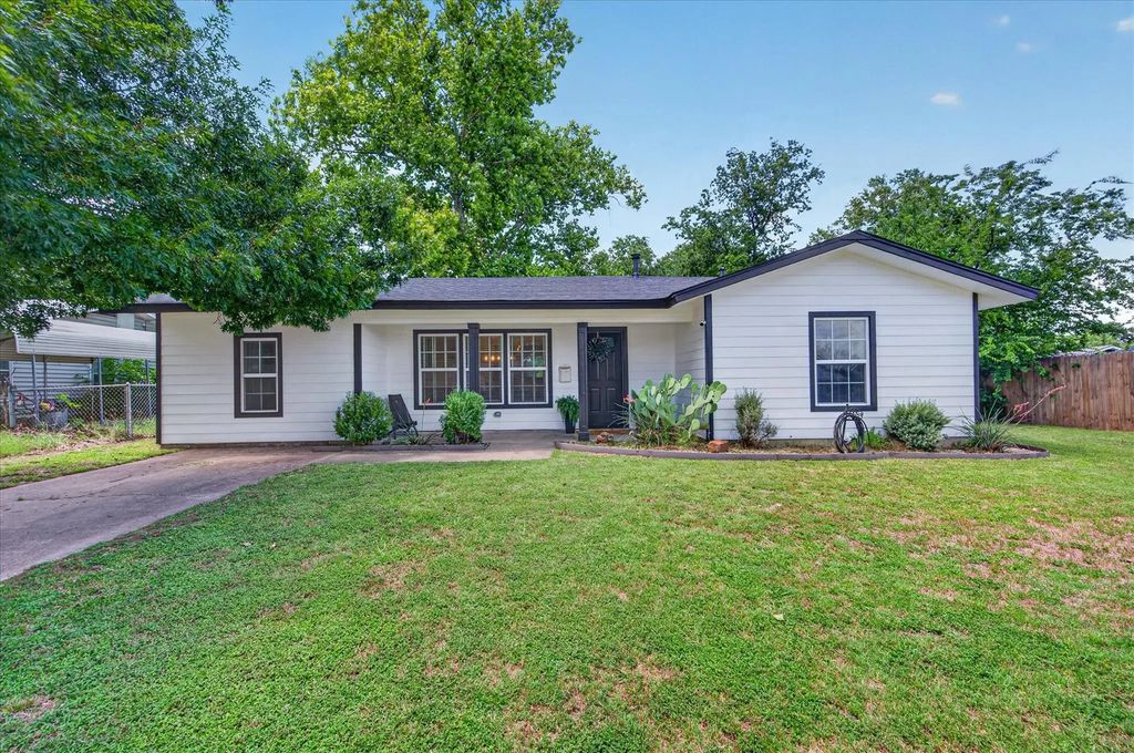 202 Taylor Street, Burleson