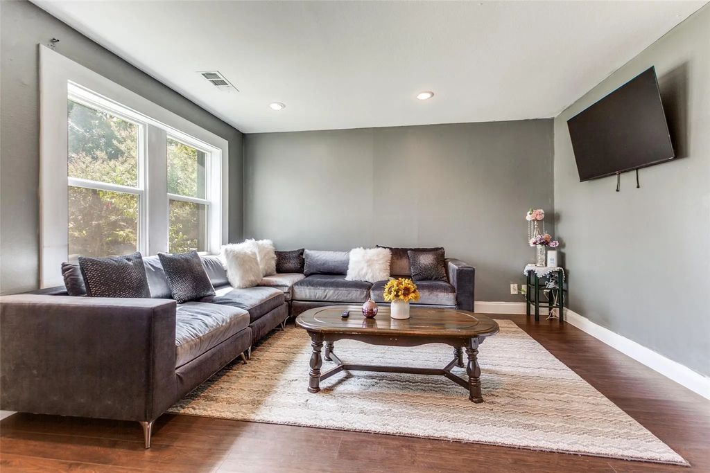 303 N Cottonwood Drive, Richardson