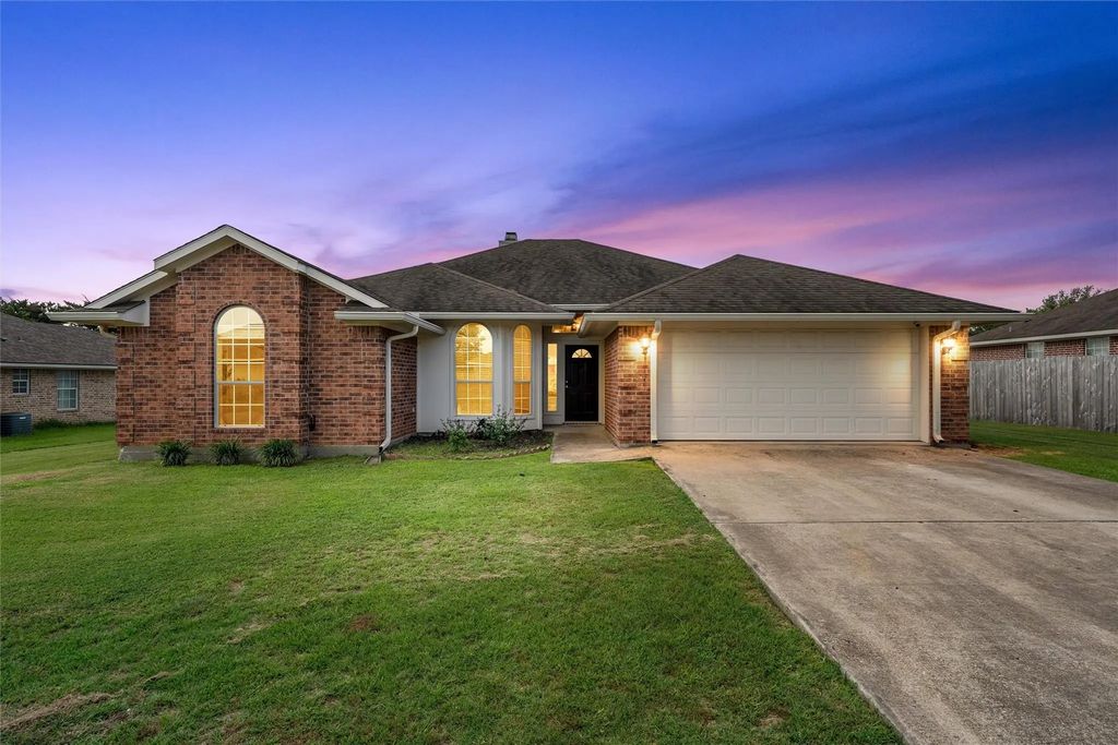 163 Topaz Circle, Hewitt