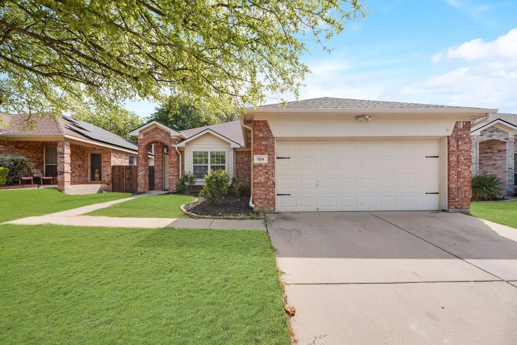 104 Goldeneye Lane, Fort Worth