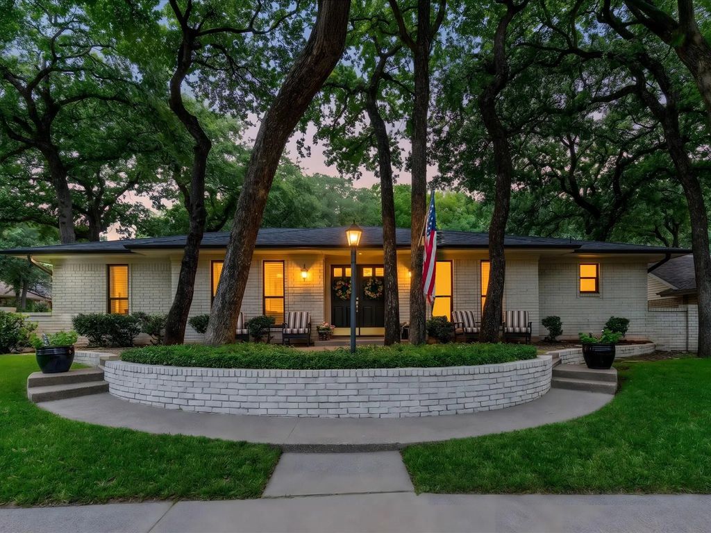 1800 Holm Oak Street, Arlington