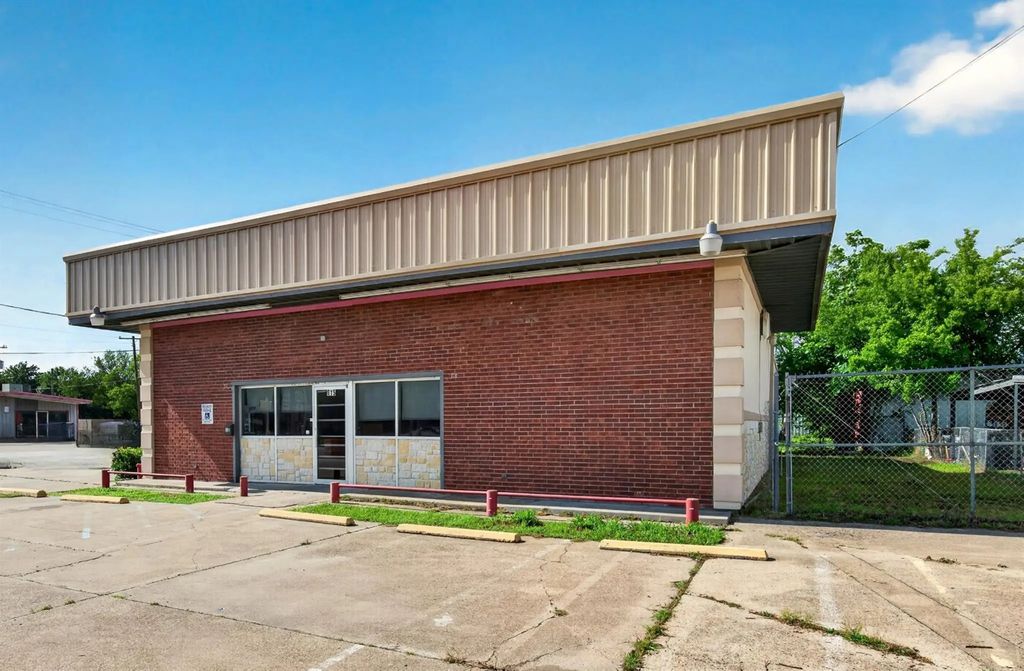 815 E Moore Avenue, Terrell