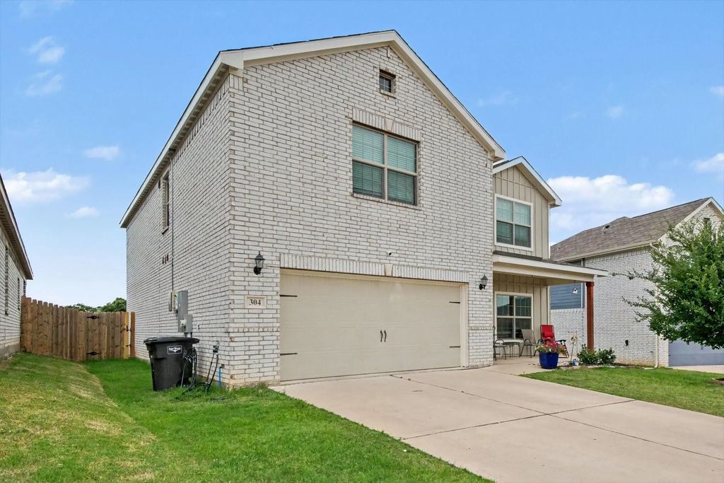 304 Lowery Oaks Trail, Fort Worth