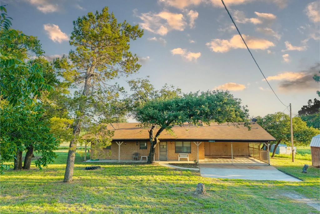 901 County Road 113, Comanche