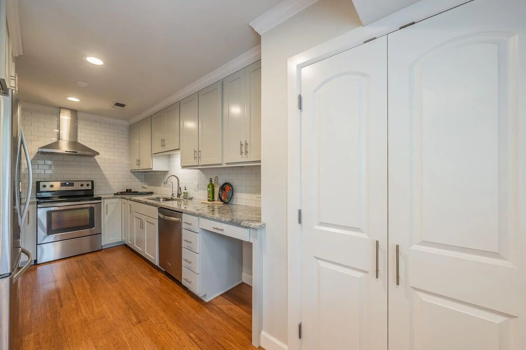 913 Roaring Springs Road, Fort Worth