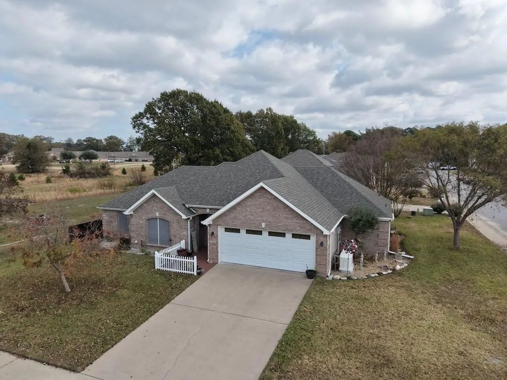 1724 Heritage Drive, Mineola
