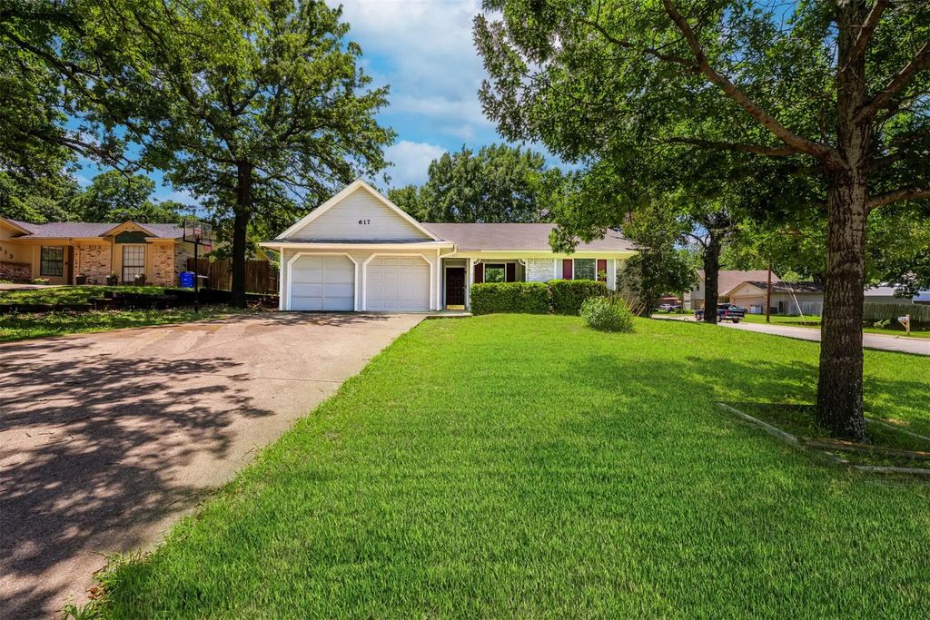 617 Rolling Ridge Court, Azle