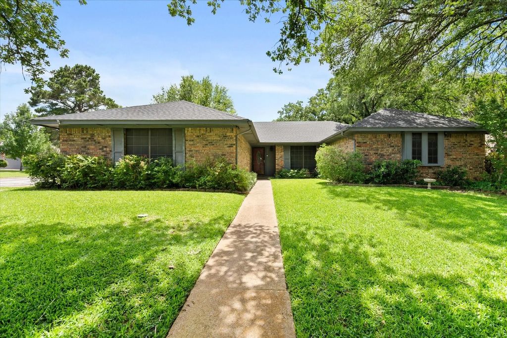 2811 Valparaiso Trail, Arlington