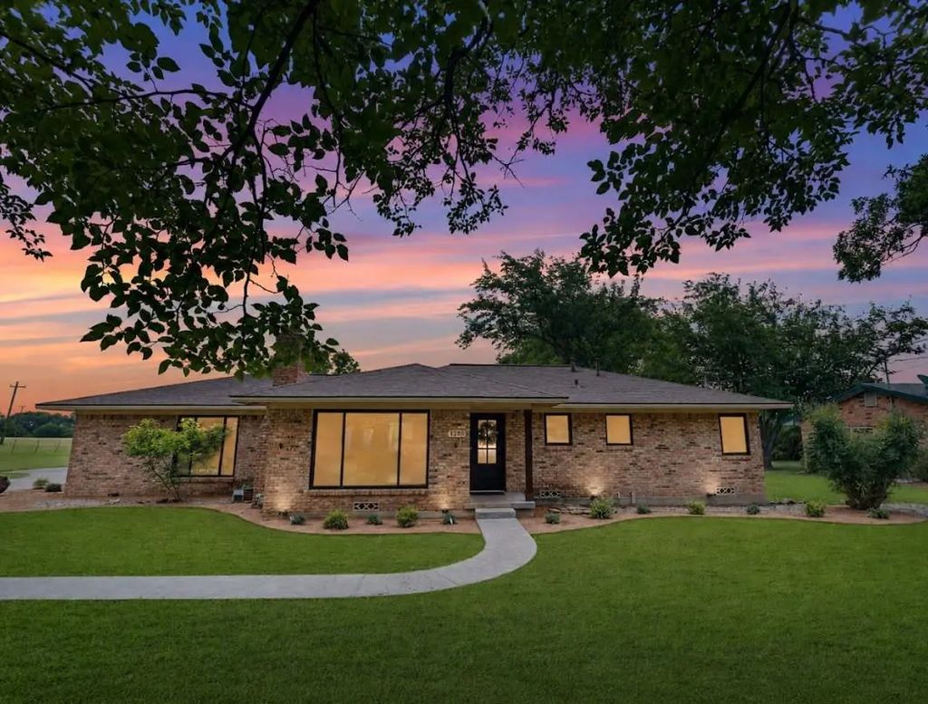 1289 S Waco Street, Van Alstyne