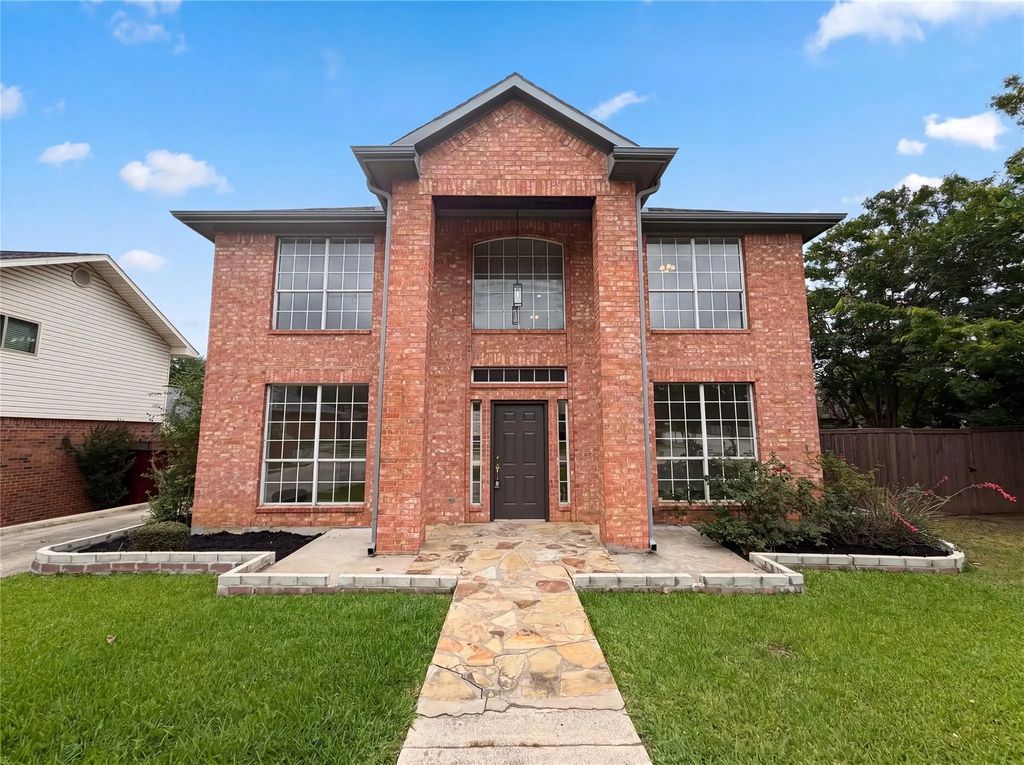 815 Ramblewood Drive, Lewisville
