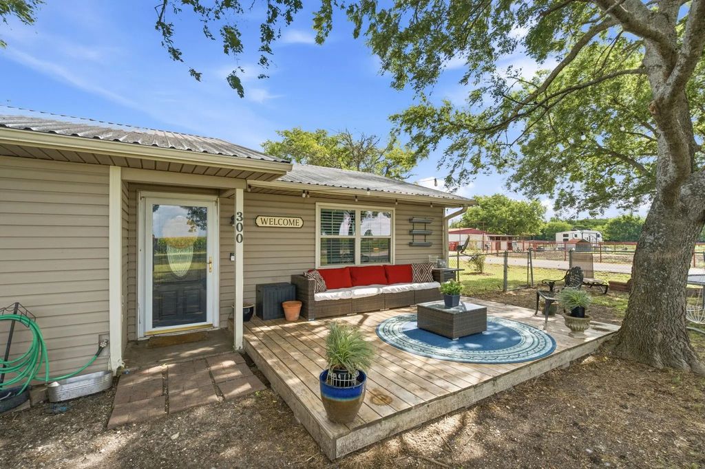 300 W Locust Street, Leonard