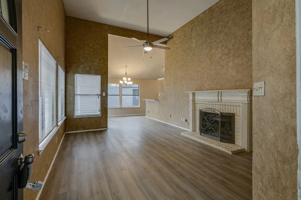10611 Woodleaf Drive, Dallas