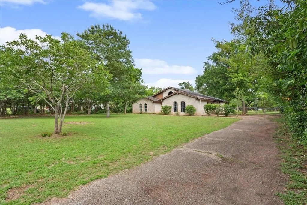 317 W Chapman Road, Hewitt