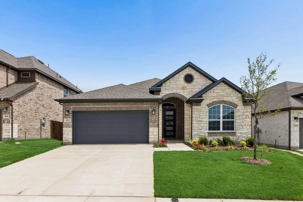 4552 Lyre Leaf Drive, Fort Worth