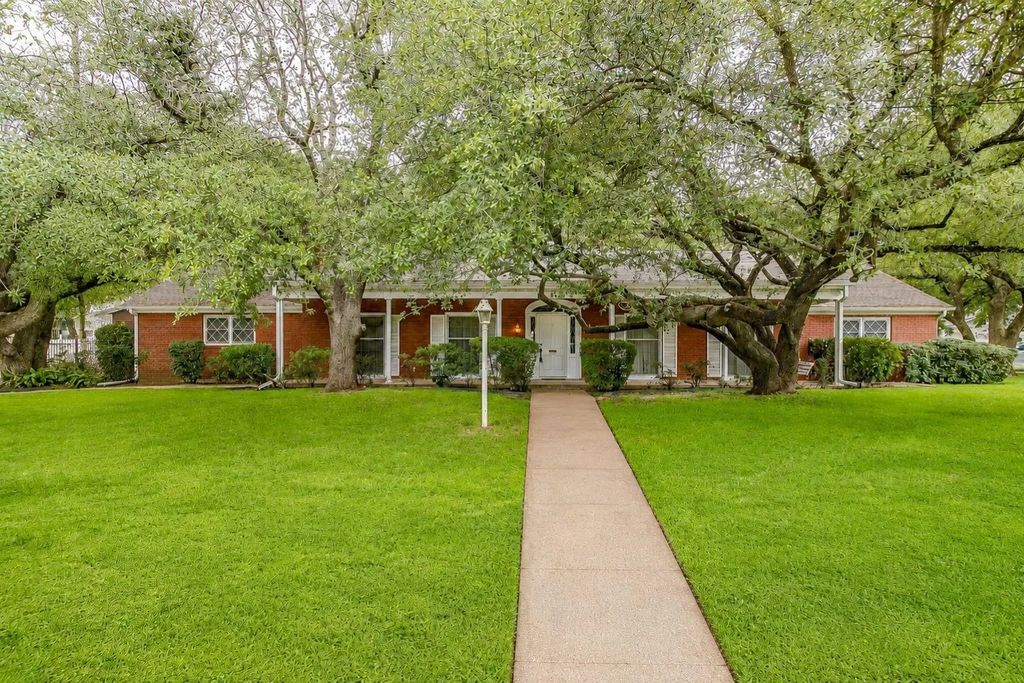 411 S Waco Street, Weatherford