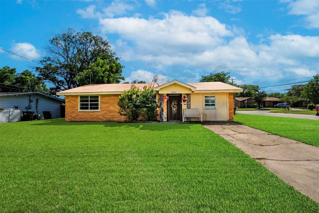 1809 Virginia Place, Cleburne