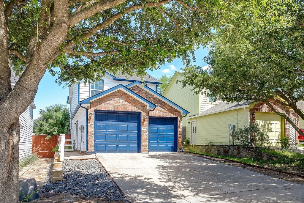 829 Village Point Lane, Fort Worth