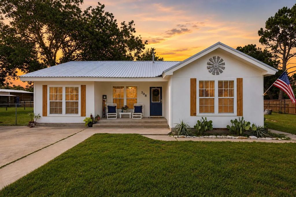 308 W 1st Street, Springtown