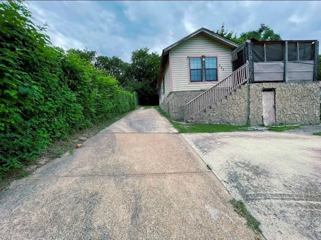 323 Sparks Street, Dallas