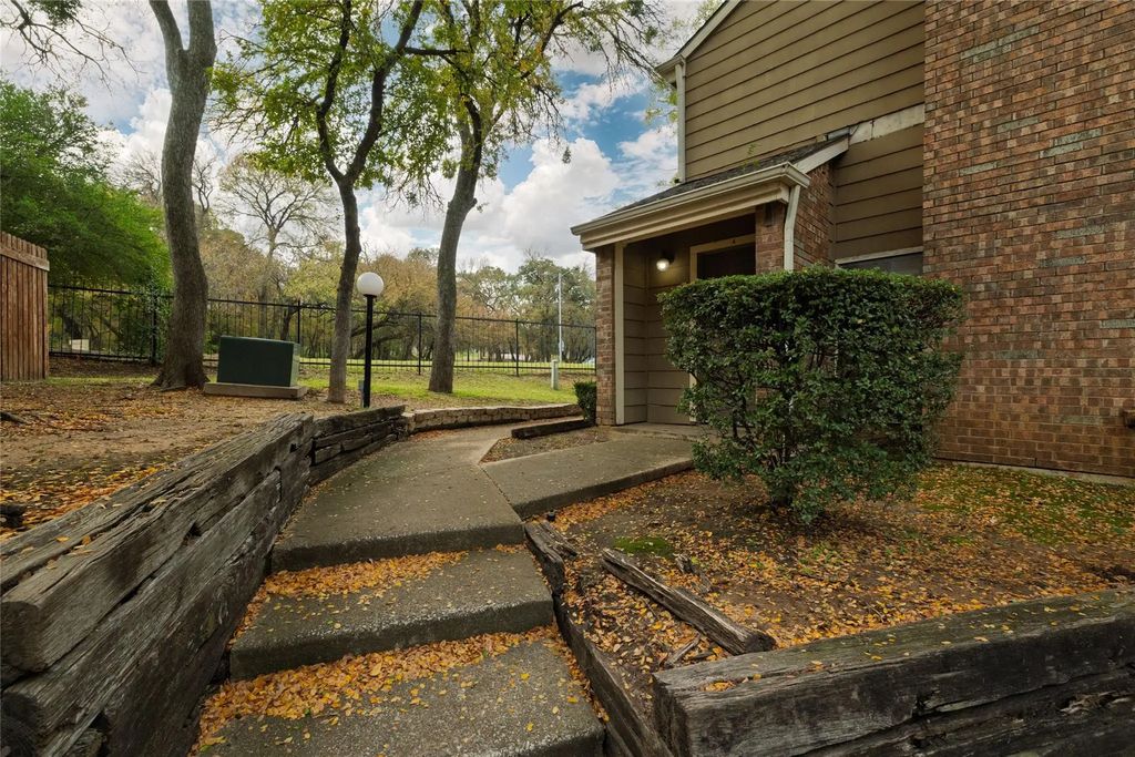 2104 Park Willow Lane A, Arlington