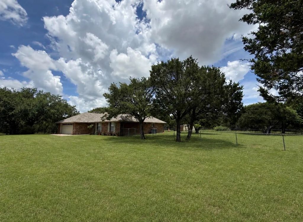 1192 Deer Trail, Glen Rose