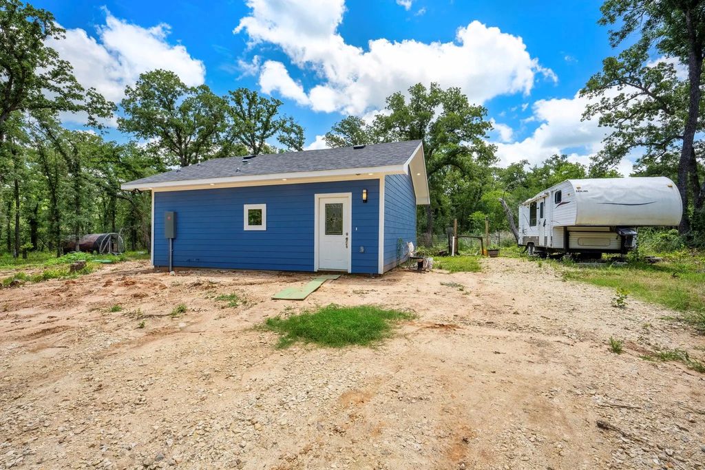 868 County Road 405, Buckholts