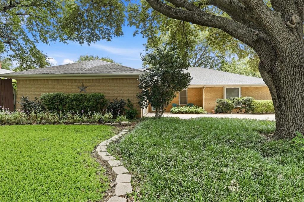 824 Skylark Drive, Denton
