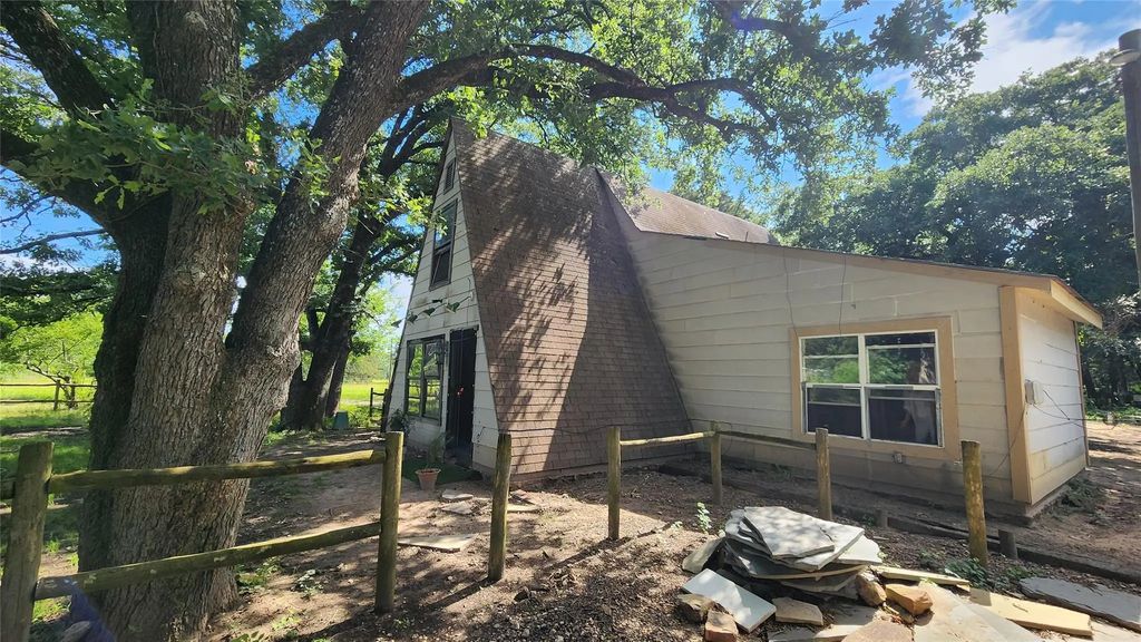 123 Private Road 7827, Wills Point