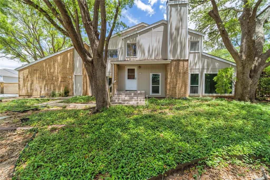 2719 Creek Wood Court, Carrollton