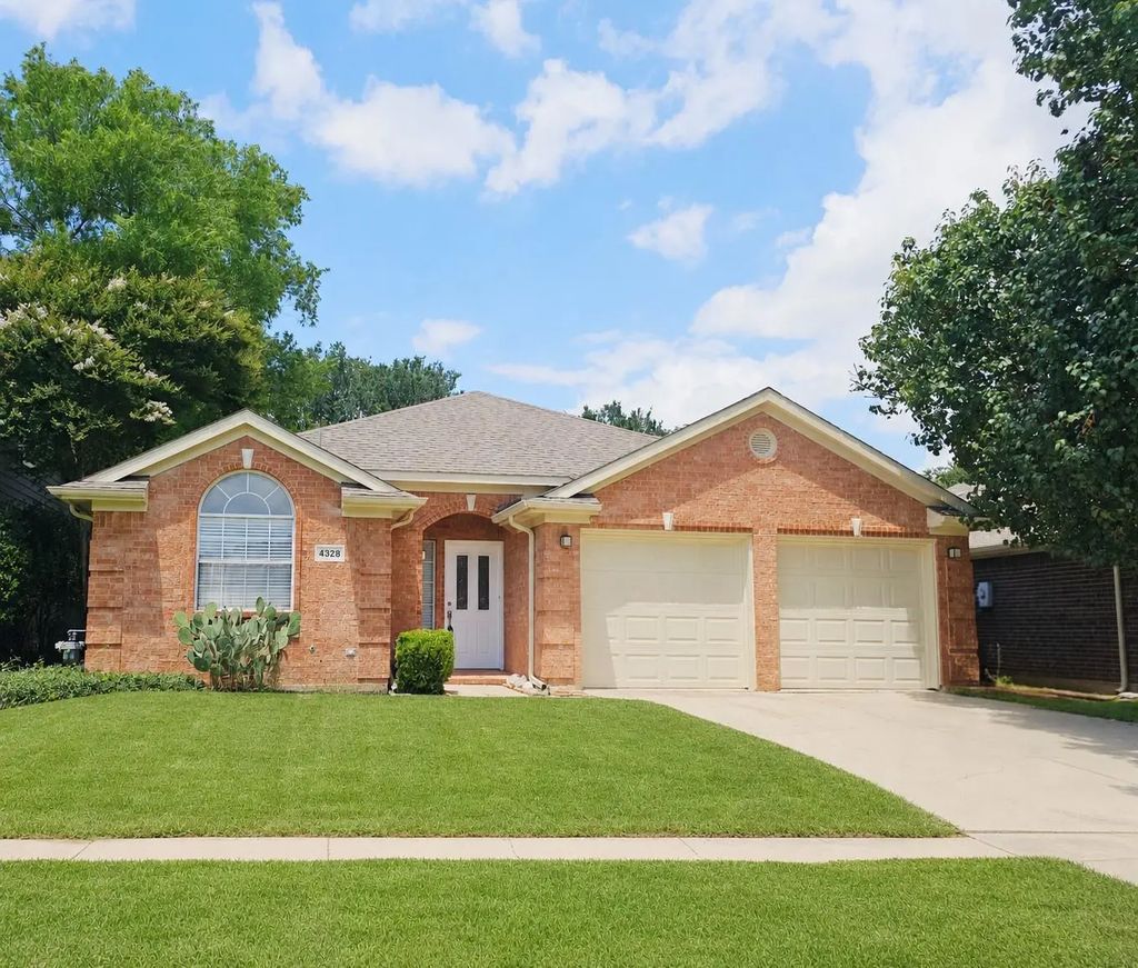 4328 Stone Hollow Way, Fort Worth