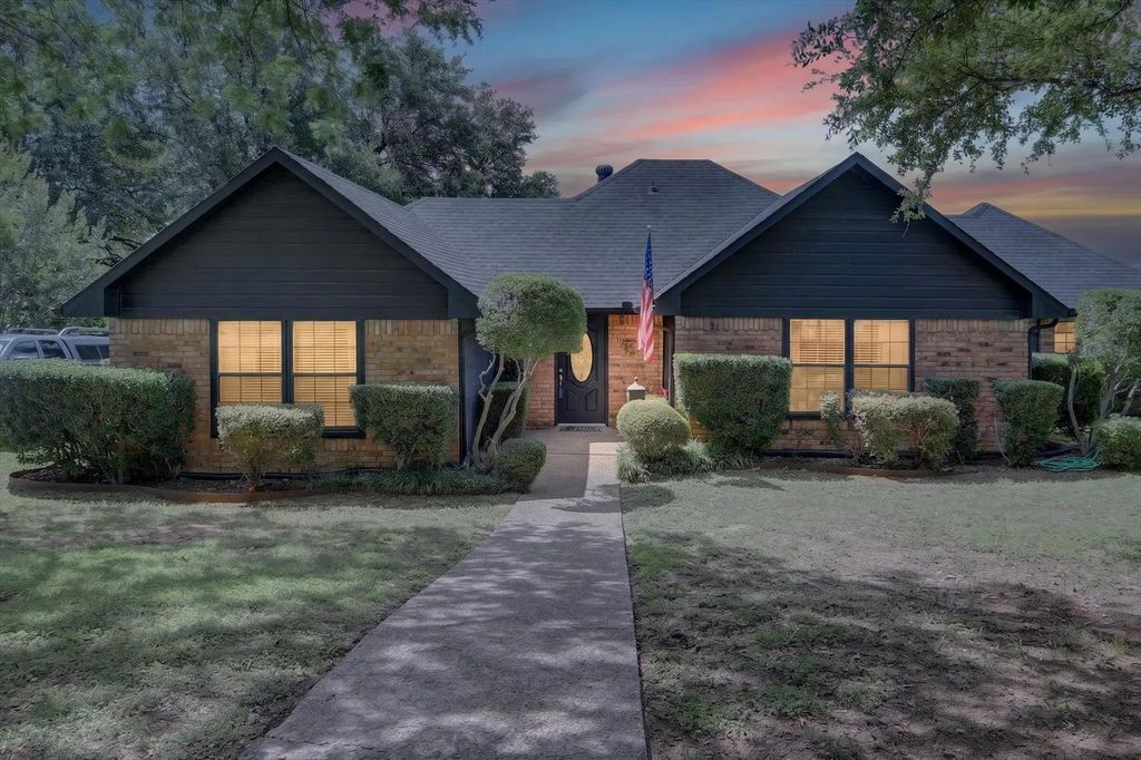 1002 Capetown Drive, Grand Prairie
