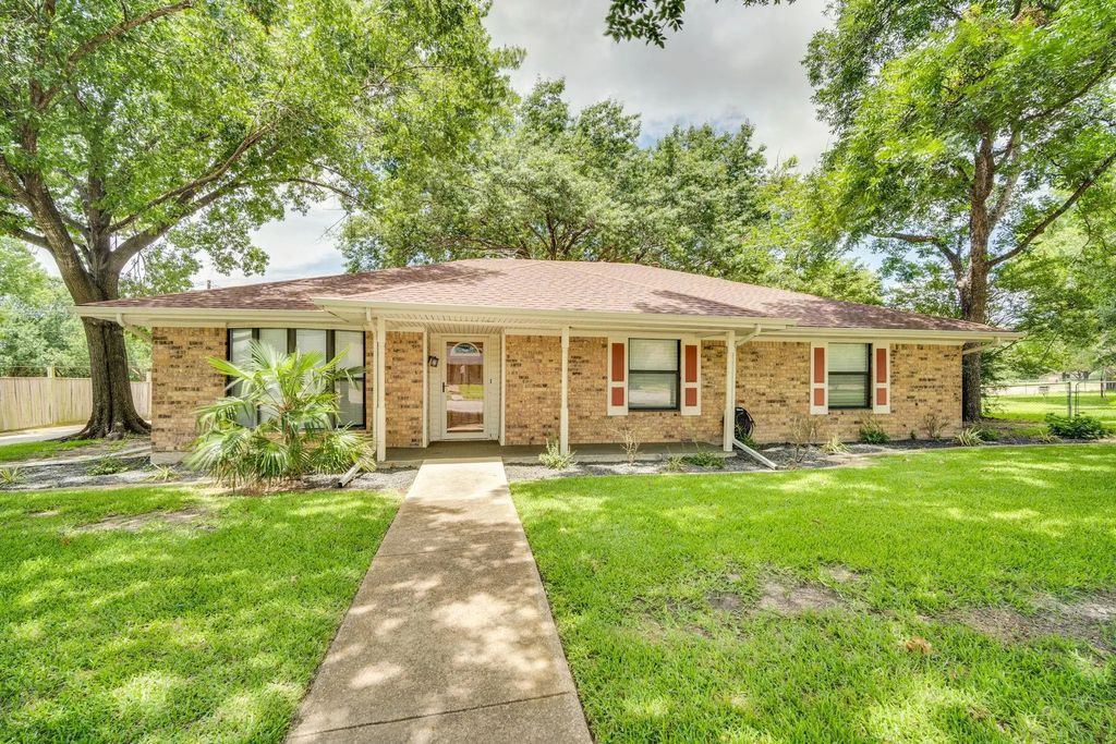 1710 Williamsburg Circle, Ennis