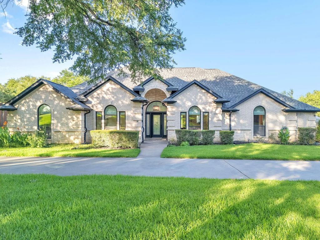 137 Oakwood Court, Lakeside
