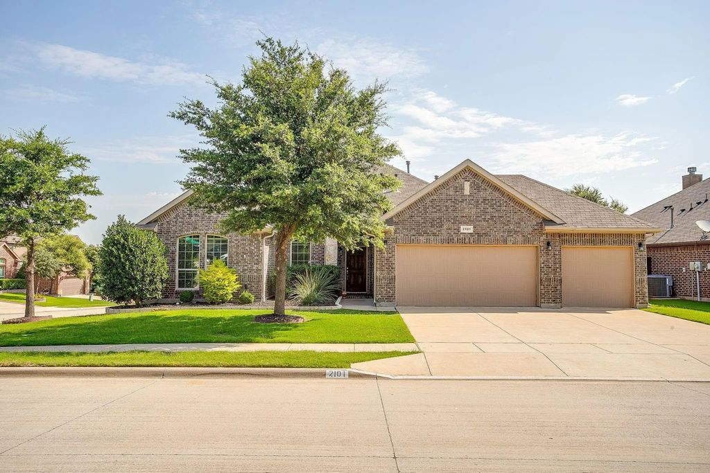 2101 Rosalinda Pass, Fort Worth