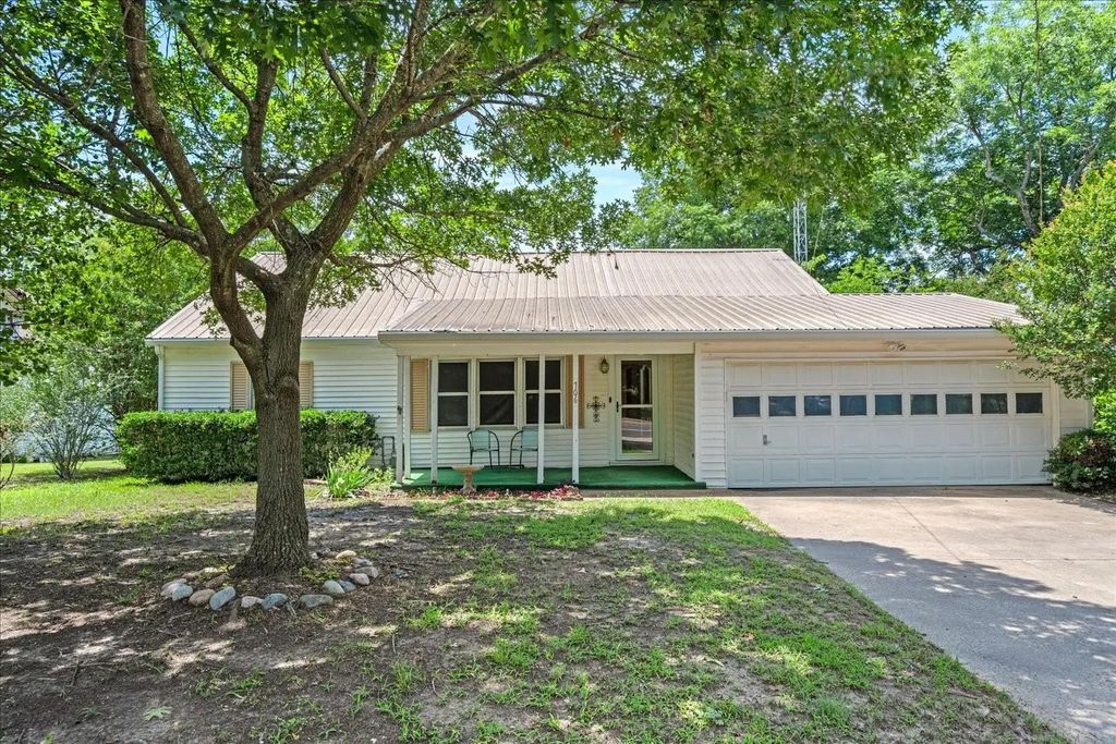 706 S Santa Fe Street, Wolfe City