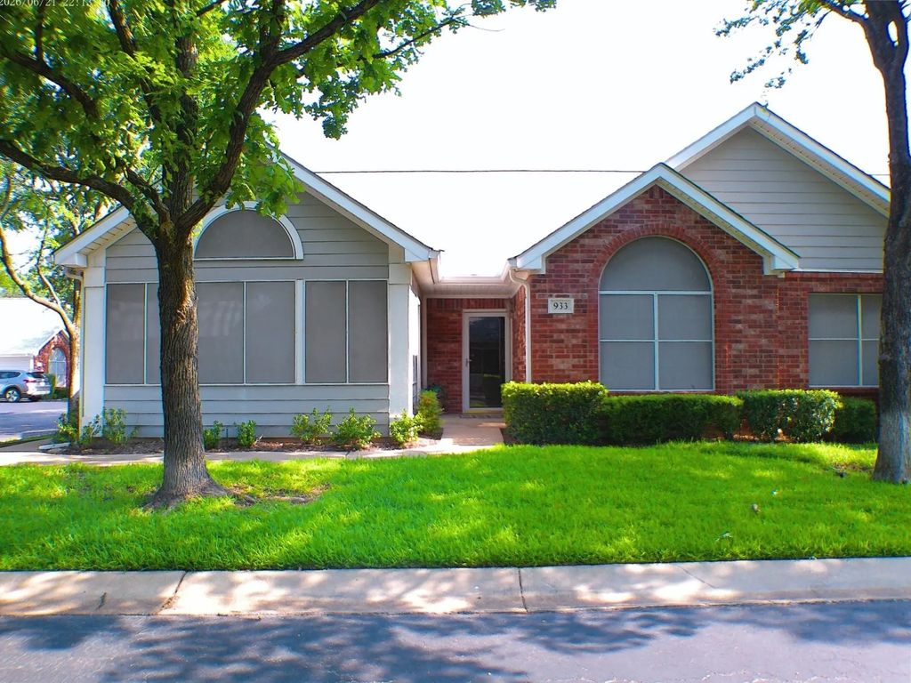 933 Bridges Drive, Arlington