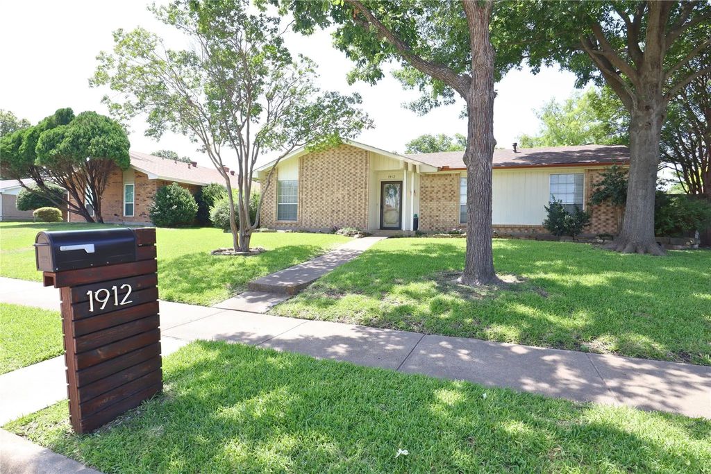 1912 E Spring Valley Road, Richardson