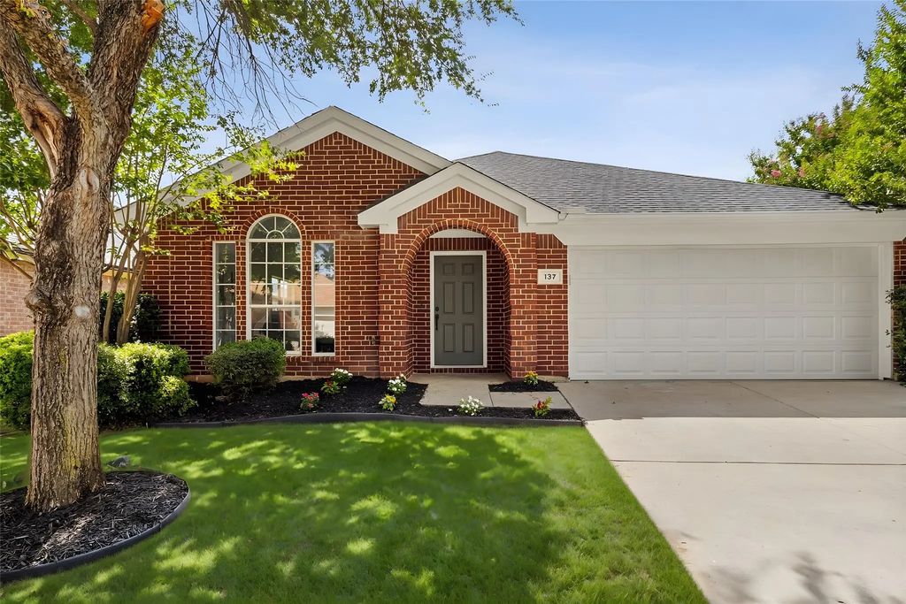 137 Flyaway Lane, Fort Worth