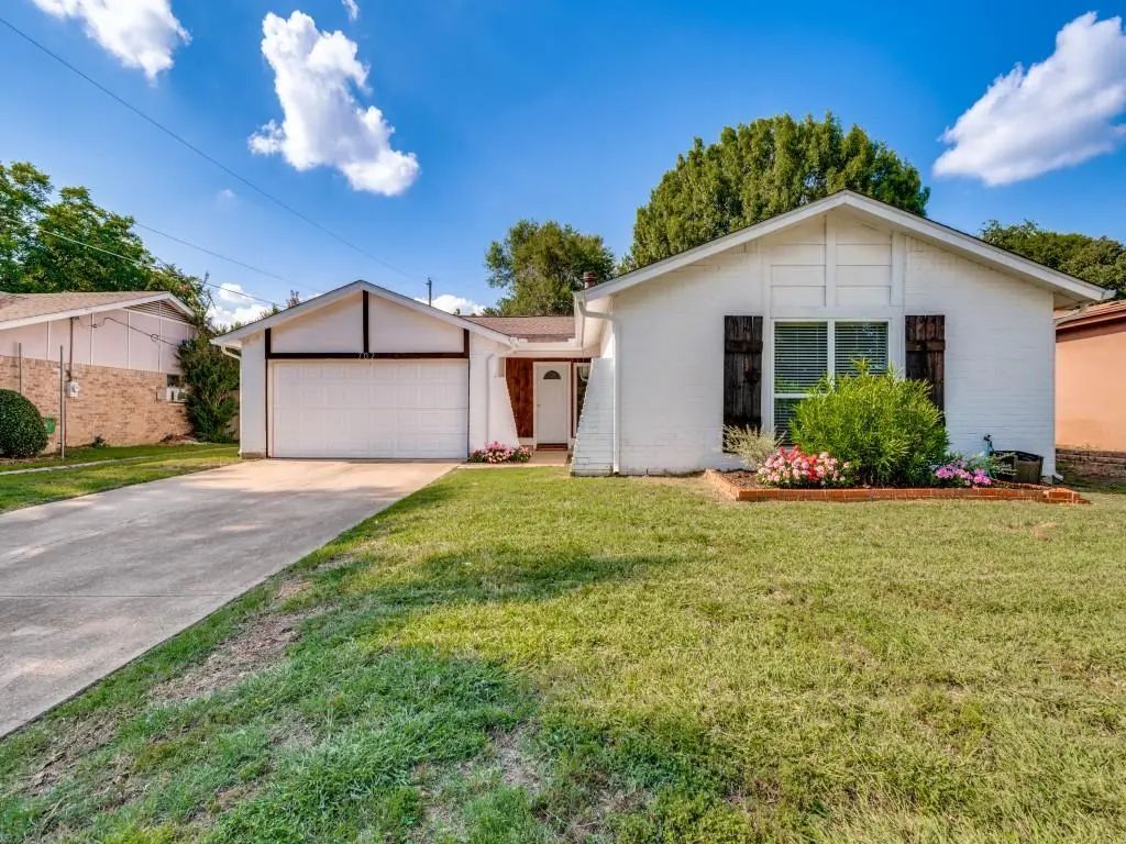 702 Woodcrest Drive, Grand Prairie
