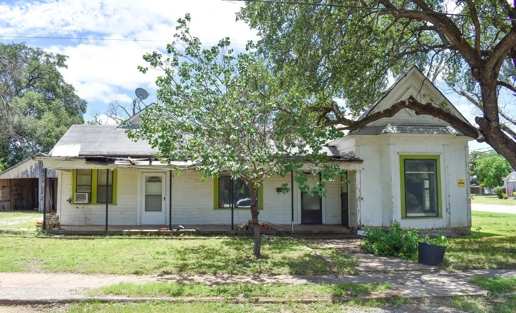200 E 7th Street, Brady