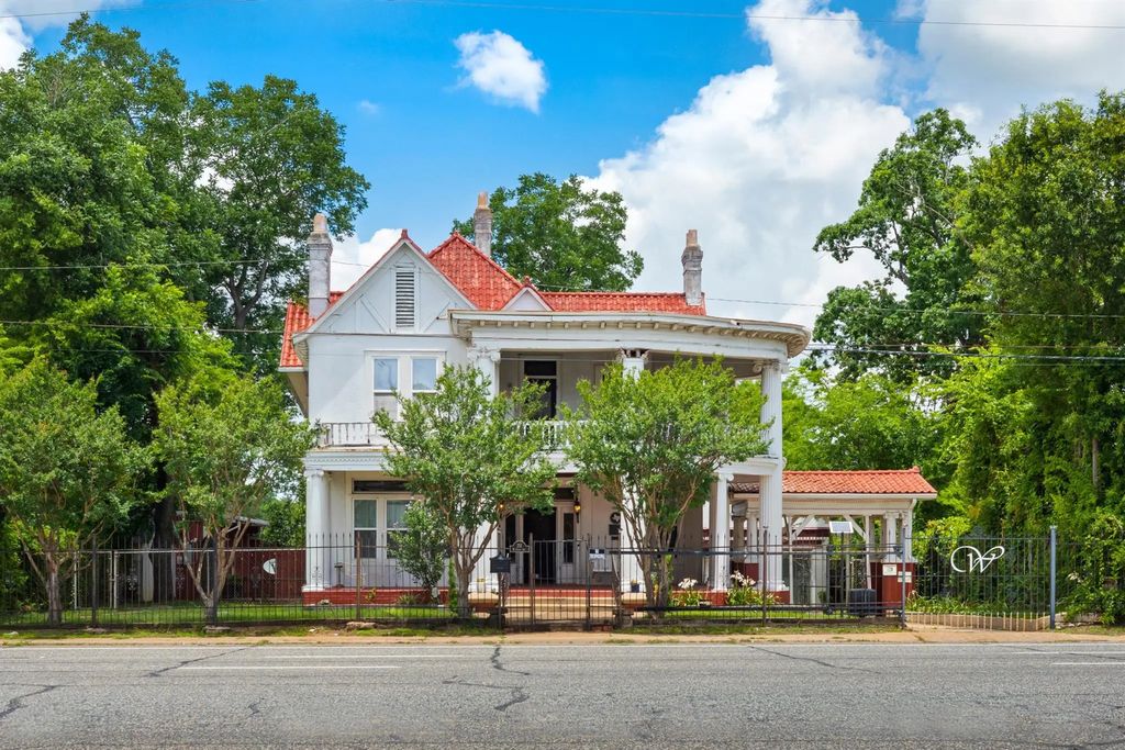 211 W Grand Avenue, Marshall