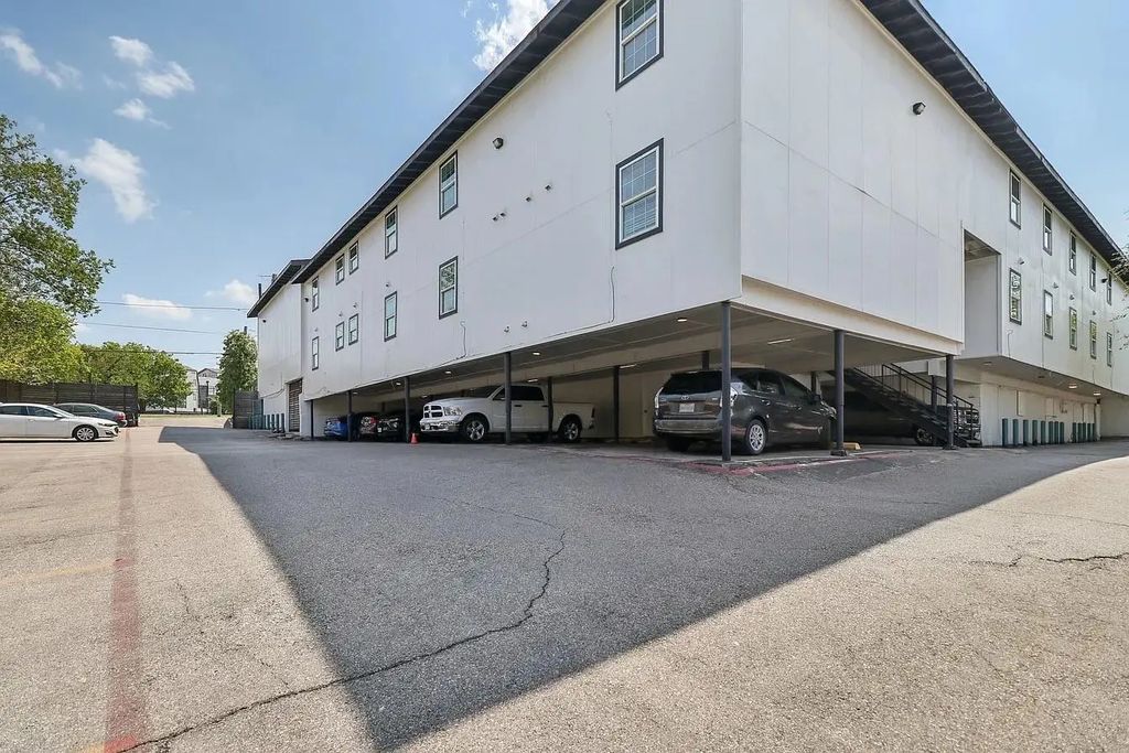 321 E 8th Street 108, Dallas