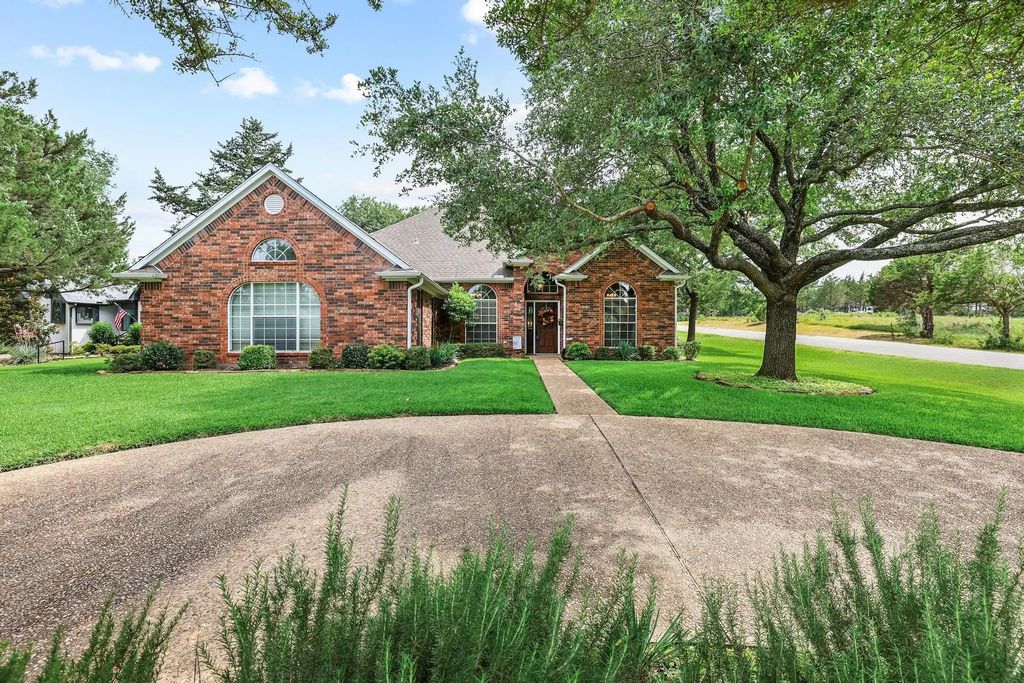 10 Fairway Loop Drive, Pottsboro